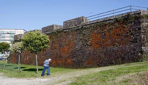 <span lang= es-es >PROPIEDAD MILITAR</span>. El viejo baluarte formaba parte del sistema amurallado de defensa de Ferrol y fue cedido al Concello mediante un convenio entre Defensa y la autoridad municipal.
