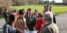 <span lang= es-es >Un cambio propiciado por Conde Roa</span>. La depuradora ten�a como primer emplazamiento el �rea de Silvouta. Atendiendo la demanda de los vecinos pr�ximos, con los que el ex alcalde se reuni� en marzo del 2010 (momento que recoge la fotograf�a), Conde decidi� como alcalde variar la ubicaci�n. 