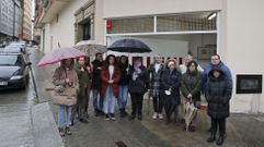 Vecinos afectados frente a la puerta del garaje, que da a la calle R�o Xubia