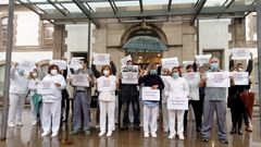 Concentraci�n de trabajadores de Acciona, adjudicataria del servicio de limpieza hospitalaria, en el Provincial de Pontevedra