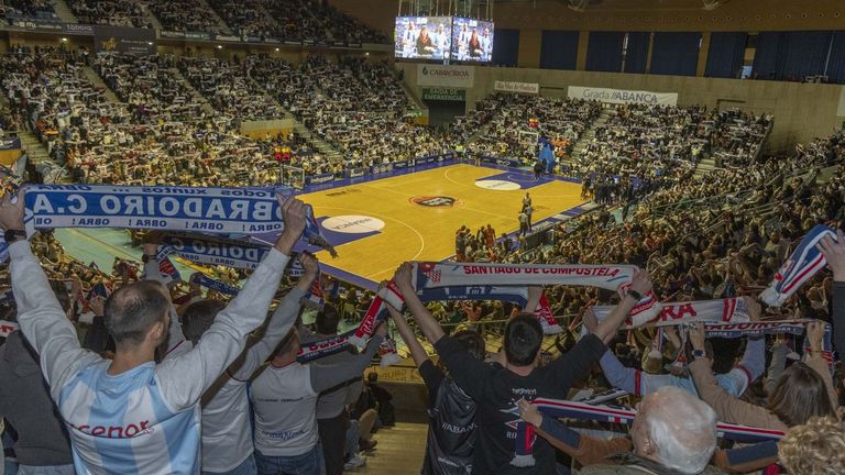El derbi que disputaron el Monbus Obradoiro y el Leyma Coru�a en Sar registr� un lleno en las gradas