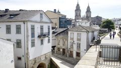Los palacios de Lugo junto a la Muralla