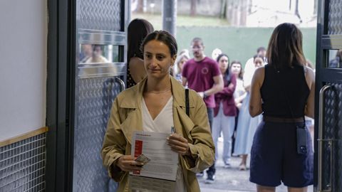 Opositores entrando en el IES Leiras Pulpeiro de Lugo