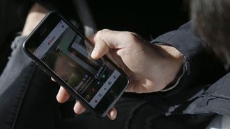 Un joven utiliza la aplicación de citas Tinder