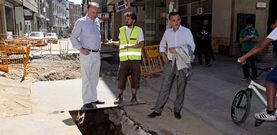 El concejal de Urbanismo, Ant�n Louro, visit� ayer la zona de Santa Clara en obras en la que aparecieron dos tramos de enlosado. 
