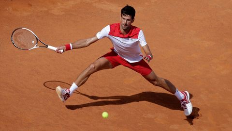 Novak Djokovic durante un partido en el Masters 1000 de Roma contra el ucraniano Alexandr Dolgopolov