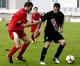 Vicente, que fue expulsado, protege el bal�n ante el acoso de un futbolista del Betanzos.