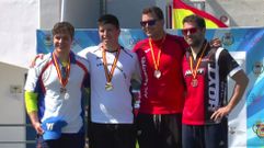 Miguel Alvari�o, arropado por los otros medallistas en Torremolinos