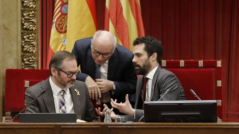 El expresidente del Parlament, Roger Torrent, junto al exvicepresidente primero Josep Costa, y el letrado Xavier Muro en una foto de archivo