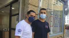 Dos empleados  de Puro Poke, Ronaldo (con camiseta azul) y Tom�s (de blanco), posan en el local de �take away� y �delivery� situado en el n�mero 71 de la r�a do Vilar. 