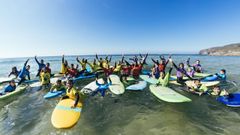 Alumnos de la Valdo Surf School, en la playa de A Frouxeira, en Valdovi�o, el pasado verano