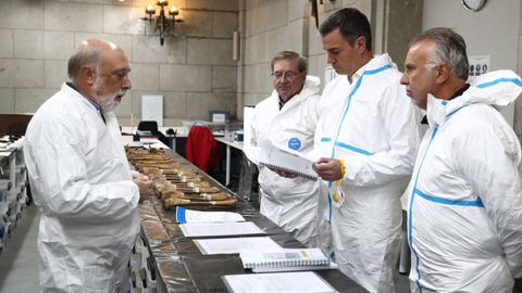 S�nchez visita el laboratorio forense en Cuelgamuros
