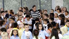 La reina, en la foto de familia con los alumnos del centro