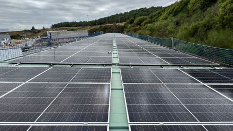 paneles solares en el nuevo parque provincial de maquinaria en Barro