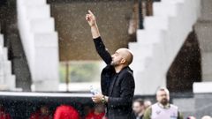 Claudio Gir�ldez, dando instrucciones en un partido de la temporada 2025/2026.