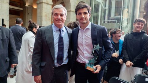 Carlos Sainz padre y Carlos Sainz Jr.Carlos Sainz padre y Carlos Sainz Jr en una entrega de premios