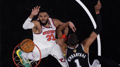 Karl-Anthony Towns y Victor Wembanyama durante el primer encuentro de la final