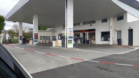 La gasolinera de Repsol en O Carqueixo ech el cierre temporalmente debido al problema informtico que tiene la empresa.