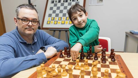 Roi Bello, con su profesor de ajedrez, �scar de Prado