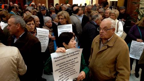 Protesta ante la sede de Hacienda de Ourense