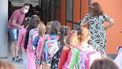 Alumnos entrando a un colegio de Lal�n en septiembre