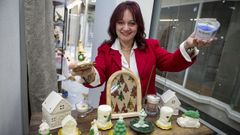 Nieves Sanl�s mostrando sus velas artesanales navide�as y a la derecha su pieza favorita, la �Ardora�, que brilla en la oscuridad