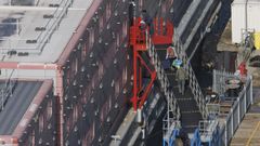 Solicitantes de asilo, entrando en el barco Bibby Stockholm.