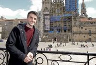 Nico Casal ofreci� el tradicional posado con vistas al Obradoiro durante su visita a Raxoi. 