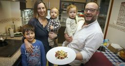 Juanqui, en su cocina y con su familia: Gael, �mi fan n�mero uno�, su mujer Marga y sus gemelos Nuno y Zoe. 