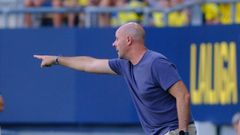 El entrenador del Celta Fortuna, Fredi �lvarz, durante el duelo ante el C�diz.