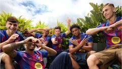 Pedri, Raphinha, Lamine Yamal, Lewandowski, Balde y Fermn posan con la nueva camiseta