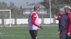 Eto'o se encara con sus compa�eros por un trozo de tarta