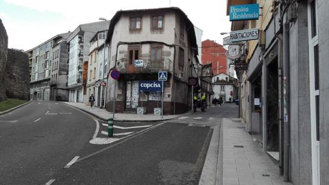 En la entrada al barrio de Recatelo, en el edificio del medio, estuvo el m�tico bar La Taboadesa