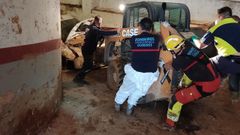 Bomberos ourensanos, trabajando en Valencia.