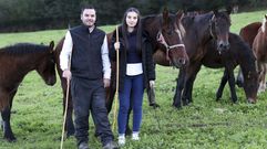 Fran Gonzlez junto a su hija mayor, Noa, de 20 aos, una gran amante del mundo del caballo en la finca de Ganados Nimo en A Graa. A mia filla gstalle isto. Via todos os verns comigo porque encntanlle os animais, pero decidiu coller outro camio profesional, que  algo que respecto moito.