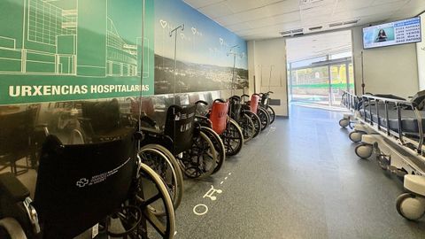 Al fondo, pantalla del sistema telem�tico de gesti�n de turnos para el acceso de pacientes que acaba de incorporar el servicio de urgencias del Hospital Montecelo, en Pontevedra