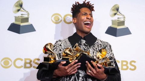 Jon Batiste, euf�rico con sus cinco gram�fonos.
