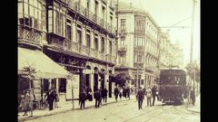 El tranv�a en la esquina entre las calles Ur�a y Toreno. A la izquierda, la tienda El Siglo
