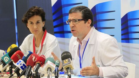 El entonces gerente del rea sanitaria de Vigo, Flix Rubial, con la directora asistencial Mar Vlez, el 3 de septiembre del 2015, cuando defendi que nadie haba muerto en el Cunqueiro por una infeccin adquirida en el Cunqueiro. Este  un hospital seguro, dijo