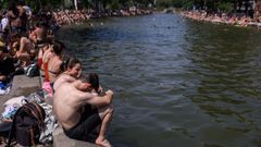 J�venes ba��ndose en el Canal Saint Martin en Par�s durante la ola de calor de junio