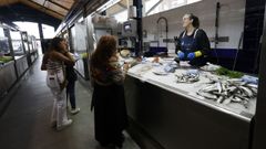 Sobre el mostrador, sardinas y parrochitas este mi�rcoles, en el puesto de Esme y David, en el mercado de A Magdalena, en Ferrol