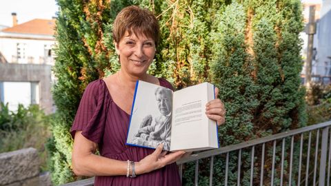 Maika Mourelo, vi&uacute;va de Celso Rodr&iacute;guez, coa compilaci&oacute;n de refr&aacute;ns que acaba de publicar a editorial Elvira. 