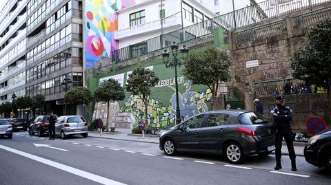 Policía local eb los colegios del centro de Vigo para evitar atascos en la vuelta al cole