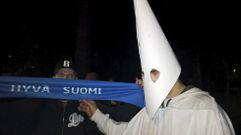 Un agresor vestido como si fuera del Ku Llux Klan.