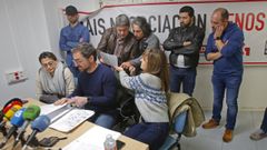 Miembros de la junta de personal del Concello de Pontevedra, este jueves, en el edificio de Churruchaos