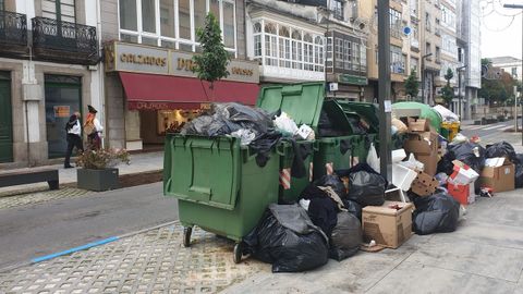 Basura acumulada en el centro de Vilalba