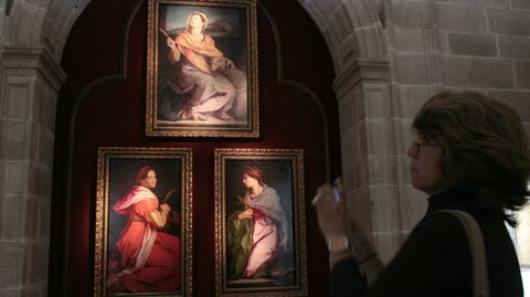 Copias de las tablas expuestas en la pinacoteca, en una imagen de archivo