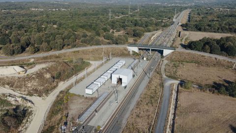 En esta vista area puede observarse el cambiador de ancho de Taboadela (Ourense). En este punto, los trenes de ancho variable pasan del ancho internacional al ibrico (y viceversa) para poder circular por la red interna gallega de alta velocidad. 