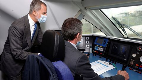 El rey, en la cabina del AVE durante el viaje inaugural a Ourense