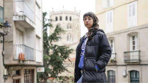 Antela Costa, dibujante de cmics, posa en el casco historico de Ourense